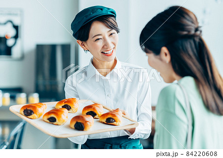 お客様に商品をすすめる店員 84220608