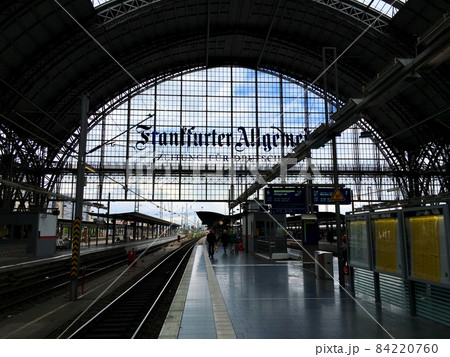 フランクフルト中央駅のプラットフォーム フランクフルト中央駅のプラットフォーム 84220760