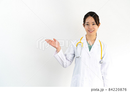 案内する若い女性医師 84220876