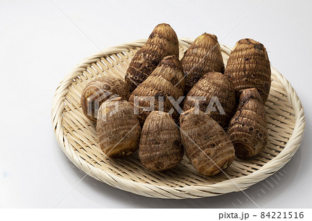 ざるに乗せた白バックの里芋 84221516