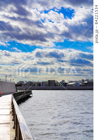 葛飾区に流れる中川の景色 84221534