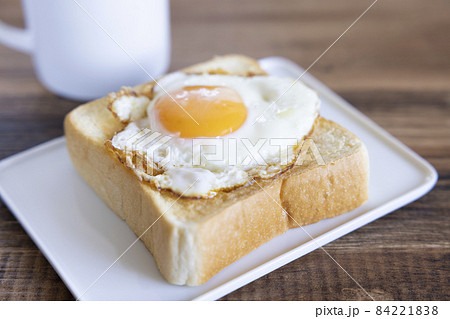 美味しい目玉焼のせ厚切り食パンのトーストとホットコーヒー 84221838