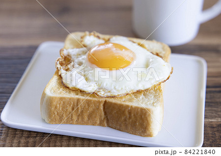 美味しい目玉焼のせ厚切り食パンのトーストとホットコーヒー 84221840