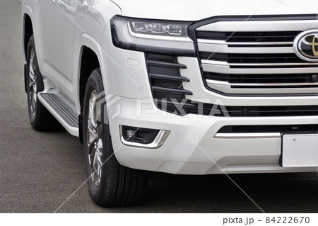 自動車イメージ　トヨタランドクルーザー300のフロントマスク 84222670