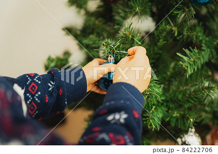 オーナメントをつける子供 84222706
