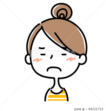 不満な表情のお団子ヘアの女性 84222723