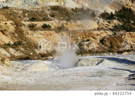噴気立ち昇る噴火口 伽藍岳(がらんだけ) 塚原温泉 噴気立ち昇る噴火口 伽藍岳(がらんだけ) 塚原温泉 84222754