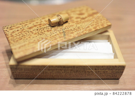 竹で出来たつまようじ入れ 84222878