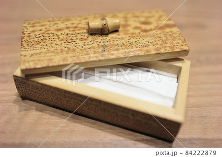 竹で出来たつまようじ入れ 84222879