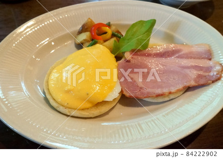 美味しそうなエッグベネディクト 84222902