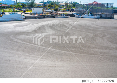 沖縄の漁港を封鎖した軽石 84222926