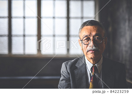 スーツを着た男性（ダンディー） 84223259