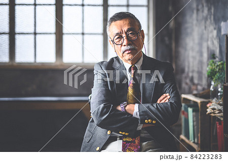スーツを着た男性（ダンディー） 84223283