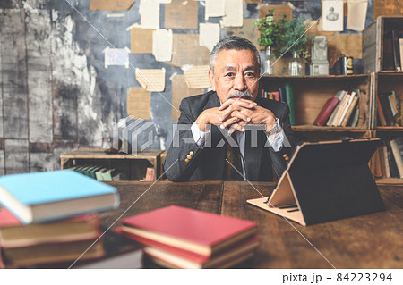 スーツを着た男性（ダンディー） 84223294