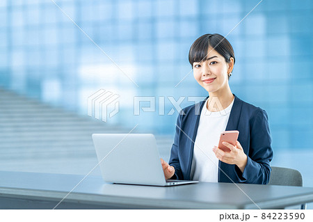 仕事をする若い女性 仕事をする若い女性 84223590