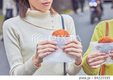湯布院で食べ歩きをする若い女性と友達 湯布院で食べ歩きをする若い女性と友達 84225595