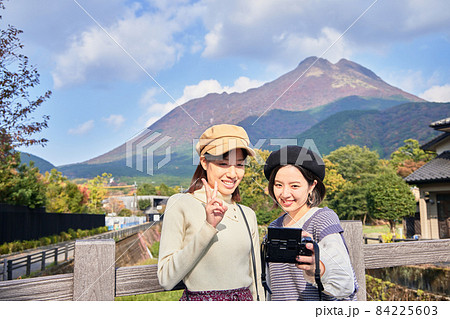 女子旅で由布岳をバックに記念撮影する若い女性と友達 女子旅で由布岳をバックに記念撮影する若い女性と友達 84225603