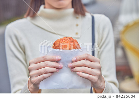 湯布院で食べ歩きをする若い女性 湯布院で食べ歩きをする若い女性 84225604