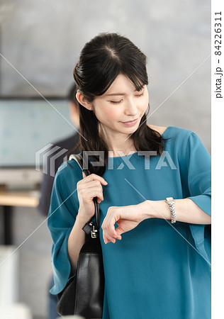 退勤する女性 84226311
