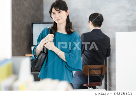 退勤する女性 退勤する女性 84226315