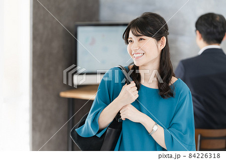 退勤する女性 退勤する女性 84226318