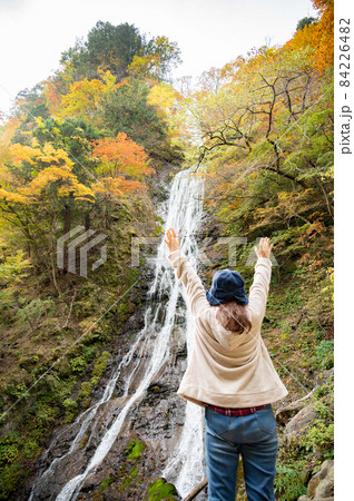 ミドル女性一人旅で丸神の滝 84226482