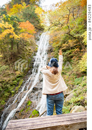ミドル女性一人旅で丸神の滝 84226483