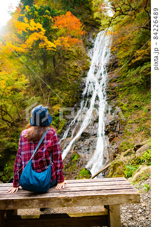ミドル女性一人旅で丸神の滝 84226489