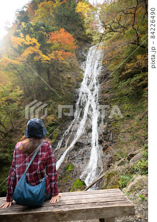 ミドル女性一人旅で丸神の滝 84226490