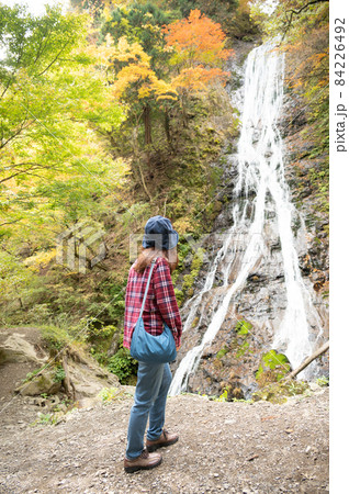ミドル女性一人旅で丸神の滝 84226492
