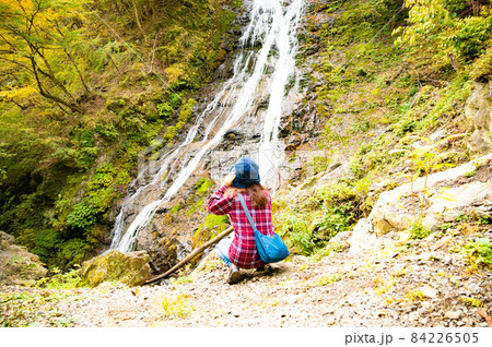 ミドル女性一人旅で丸神の滝 84226505