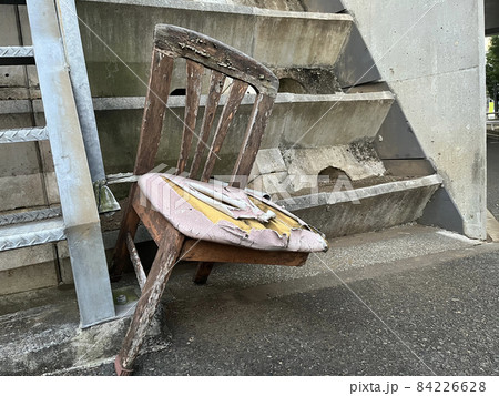 路上に放棄されている壊れた椅子_02の写真素材 [84226628] - PIXTA