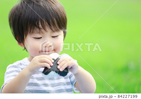 おにぎりを食べる男の子 おにぎりを食べる男の子 84227199