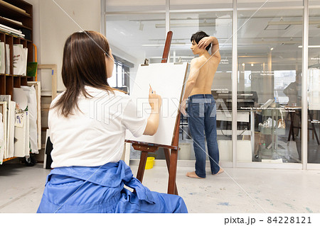 美大生　ポージング　ヌードデッサン　イメージ 84228121