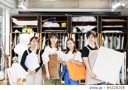 美大生イメージ　仲間　友達　クラスメイト 84228208