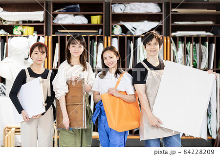 美大生イメージ　仲間　友達　クラスメイト 84228209