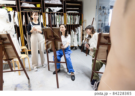 美大生　ポージング　ヌードデッサン　イメージ 84228365