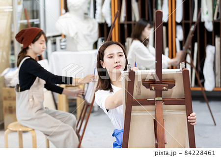 美大生　デッサン風景 84228461