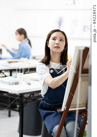 油絵を描く美大生 84228471