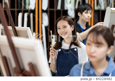 油絵を描く美大生 84228482