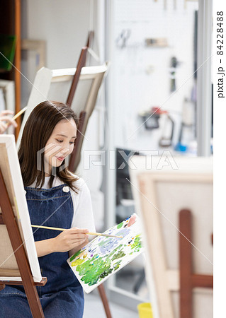 油絵を描く美大生 84228488
