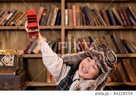 おもちゃで遊ぶ女の子　ビンテージ　帽子　パイロット 84228554