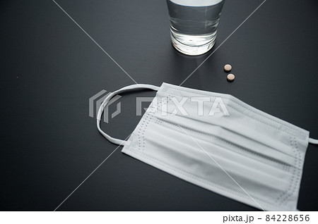 マスクをしてほしい時や風邪やコロナ防止のイメージに使えるマスクと薬 84228656