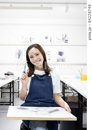 デッサンをする美大生 84228749