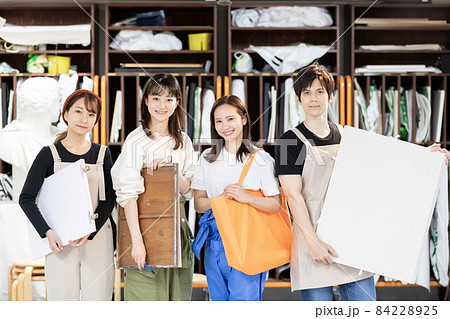 美大生イメージ　仲間　友達　クラスメイト 84228925