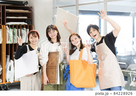 美大生イメージ　仲間　友達　クラスメイト 84228926