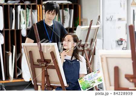 油絵を教える先生 84228939