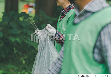 ゴミ拾いボランティア 84229071