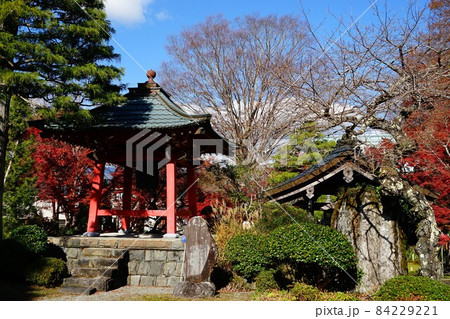 静岡県駿東郡小山町の宝鏡寺の紅葉の風景 84229221