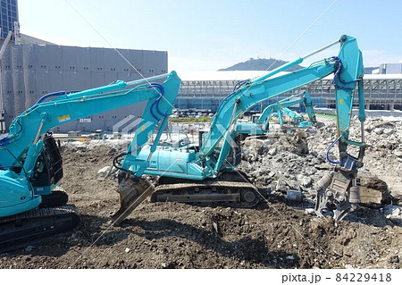大型重機によるビル解体工事現場 取り壊し 大型重機によるビル解体工事現場 取り壊し 84229418